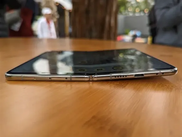 谷歌Pixel Fold上市仅2天就被用户抱怨有一些瑕疵。翻摄快科技