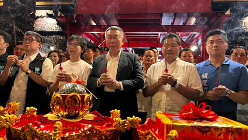 柯文哲參拜大甲鎮瀾宮 顏寬恒現身同框!原來是報這2件事之恩