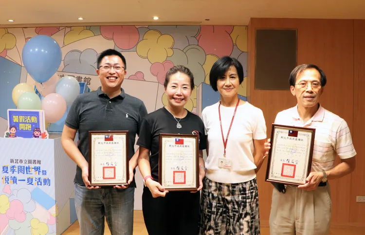 在暑假期間，所有的圖書分館都提供餐券服務，讓有需要的學童參加圖書館的免費陪讀活動後，可以到便利商店兌換80元的餐食。市圖提供