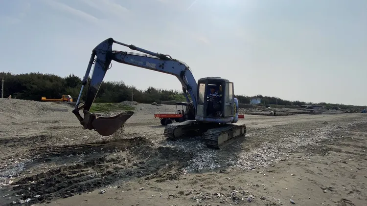 台南市府持續投入經費清除海岸漂流物。水利局提供