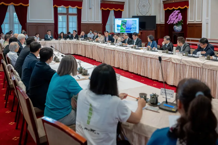 蔡英文與環團代表討論多項議題。總統府提供