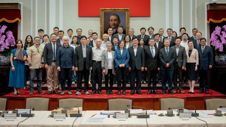 蔡英文與環團代表合影。總統府提供