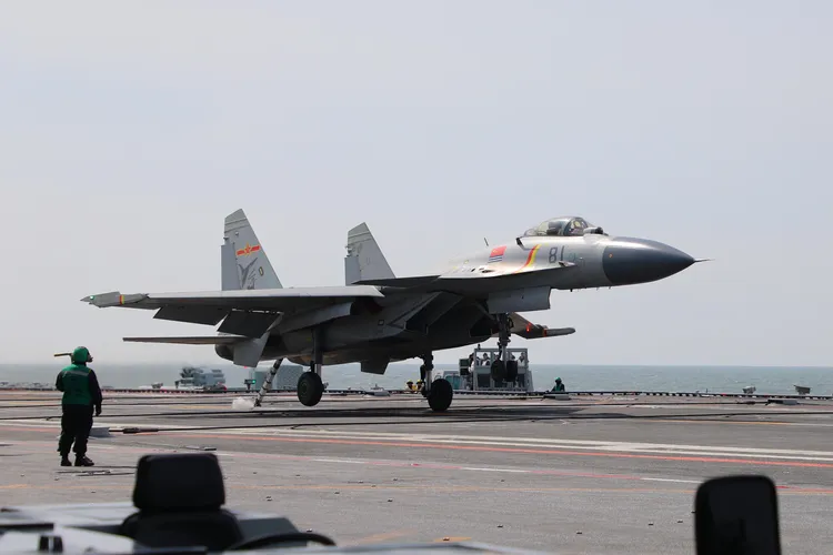 圖為中國海軍航空大學某基地的飛行員，駕駛殲-15戰機阻攔著艦。新華社資料照片