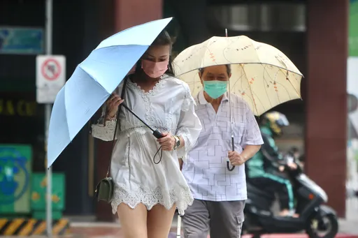 鋒面接近對流旺盛　氣象局中午發布15縣市大雨特報
