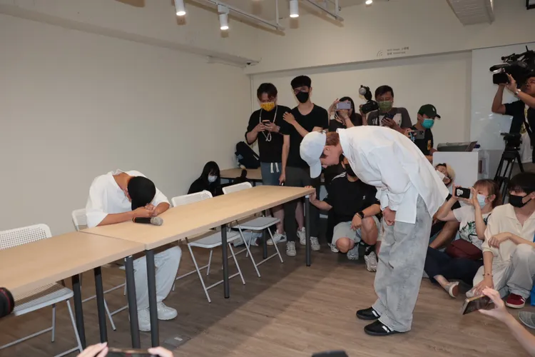 耀樂記者會開始時，炎亞綸突然現身。彭欣偉攝