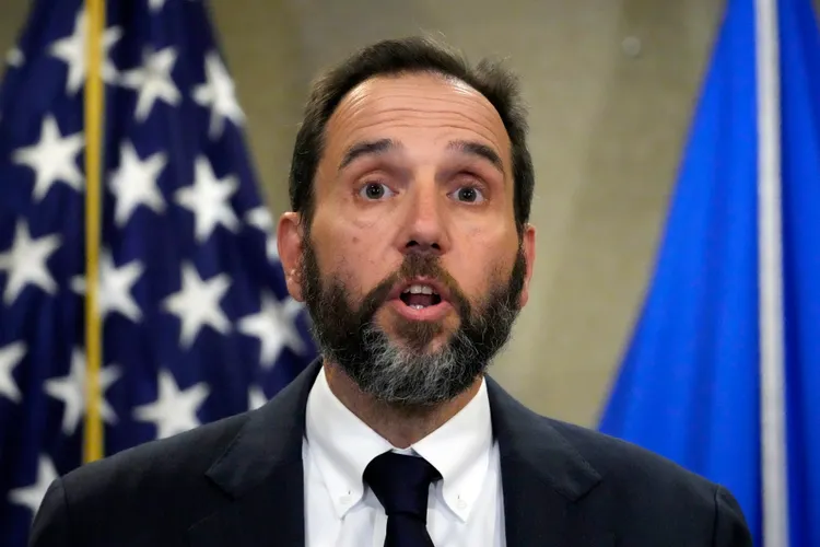 美國聯邦特別檢察官史密斯起訴川普37項罪嫌。美聯社