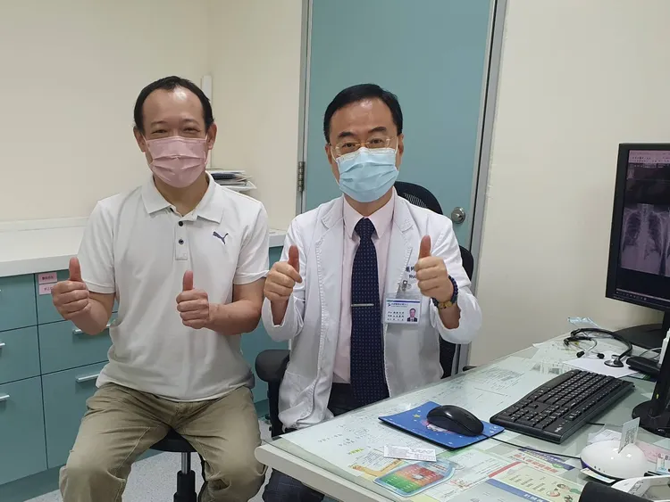 施先生回診與醫師合影。烏日林新醫院提供