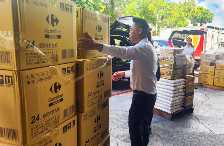 永慶房產集團四品牌屏東區經管會捐贈愛心物資，幫助精忠育幼院孩子幸福長大。永慶房產集團提供