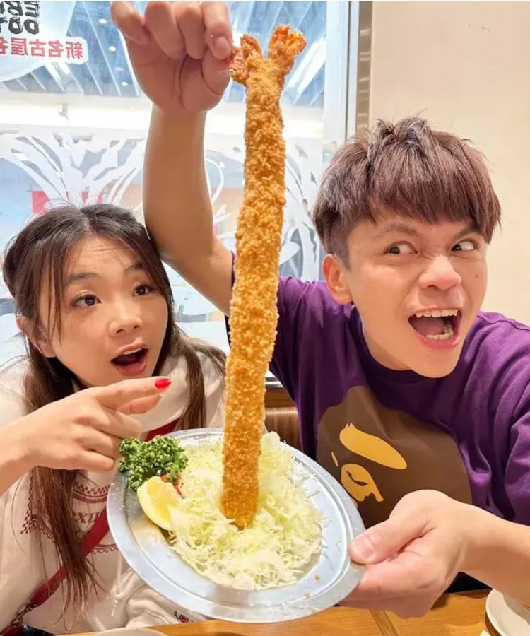 蔡阿嘎（右）和二伯日前赴日拍片，引發批評。翻攝蔡阿嘎臉書