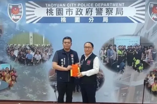 桃園市警局長吳坤旭(右)頒發破案有功人員獎勵金。桃園警分局提供