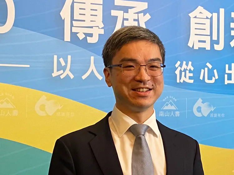 南山人壽董事長尹崇堯主持股東會讓小股東暢所欲言。公司提供