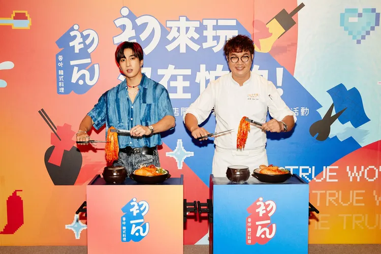 一日店長婁峻碩及韓籍五星主廚孫榮大秀初瓦剪泡菜桌邊秀。初瓦提供