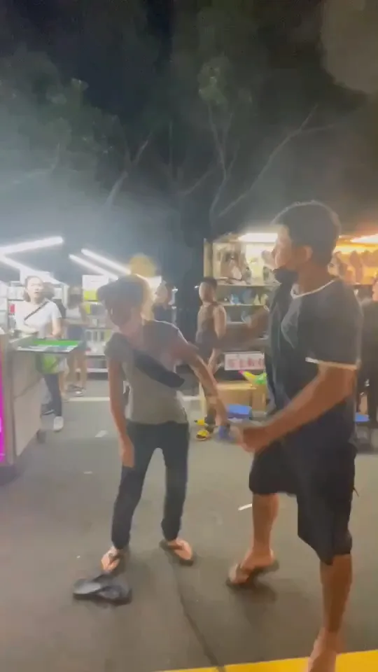 游男遷怒妻子，當眾打了她一耳光。翻攝黑色豪門企業