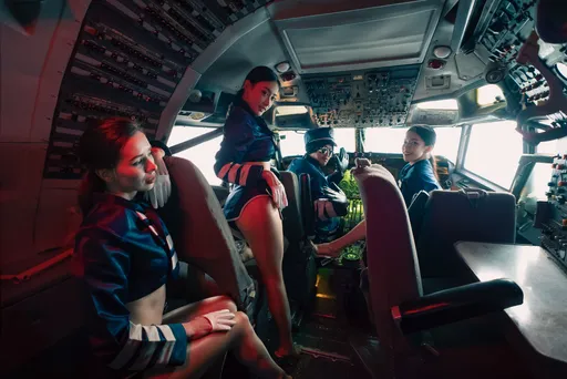 黄明志合体14位长腿辣空姐还露屁股蛋　突喊「我从不跪舔」、「不听你的一样赚大钱」！