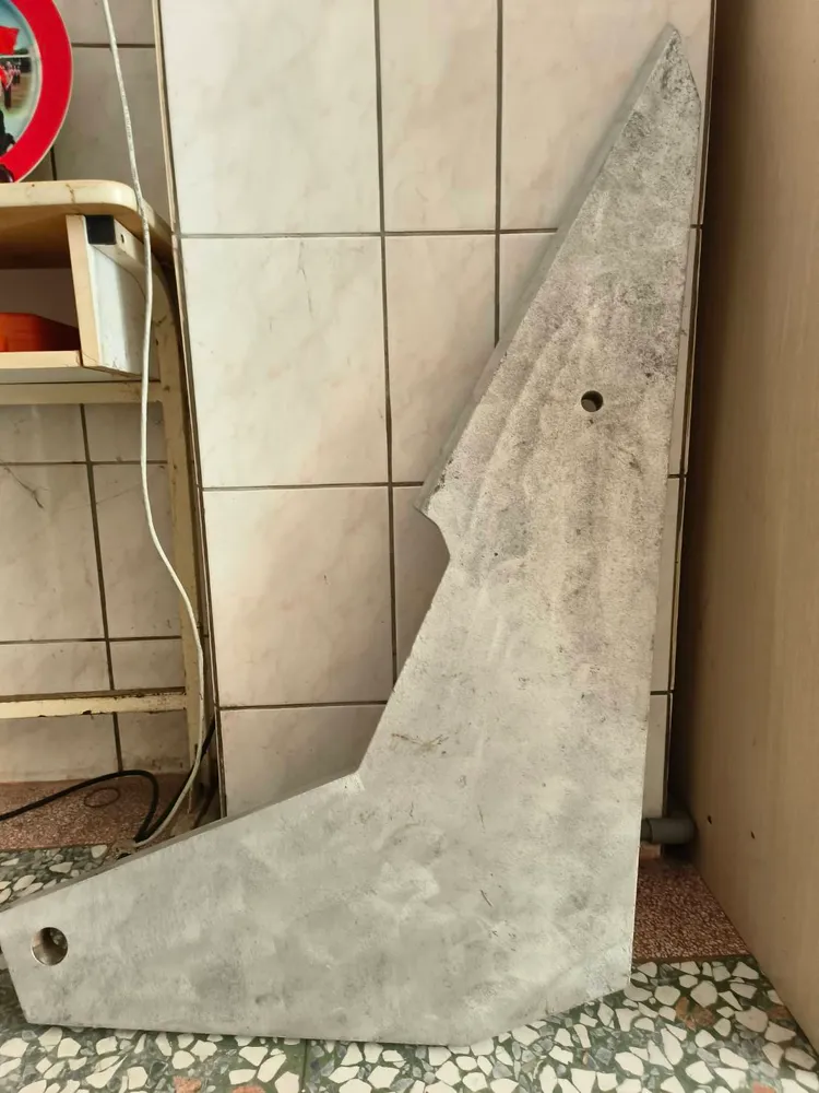 黃國鴻說，俗稱大鋼牙的掃雷器，每支重達30公斤。黃國鴻提供