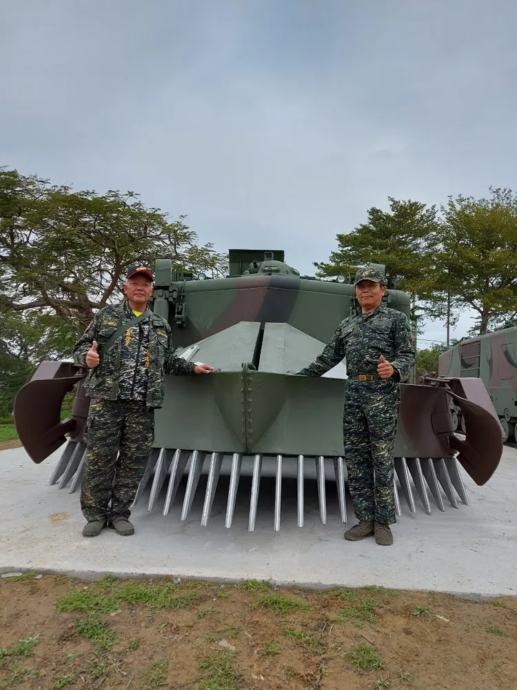 掃雷車原本有26支大鋼牙，1夜被偷走24支。黃國鴻提供