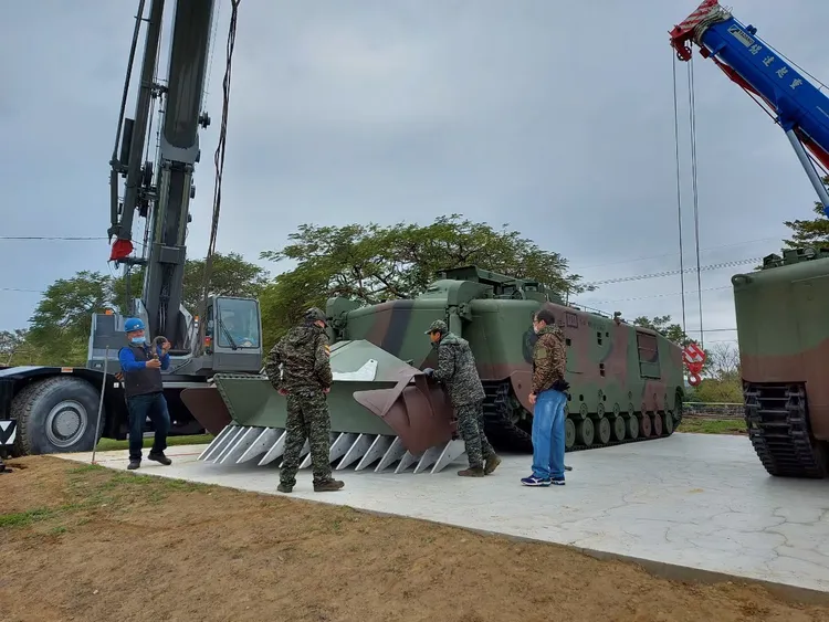 這輛除役掃雷車去年在苗栗陸戰隊退伍軍人協會成功爭取下，陳列在苗栗市貓裏喵親子公園。黃國鴻提供