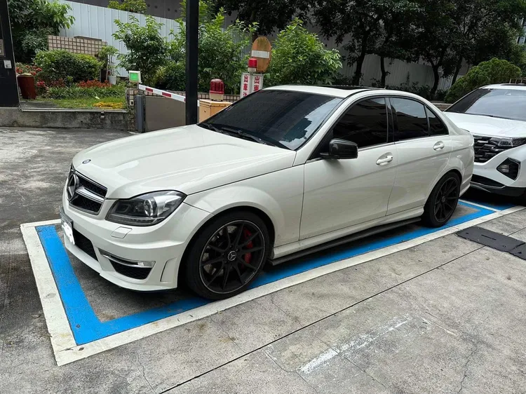 不法所得購得的賓士車輛。翻攝畫面