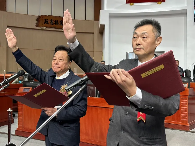 國民黨籍的議長洪允典（左）對於可能遭黨紀處分表示無所謂。資料照片