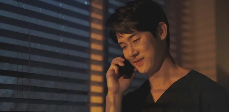 石垣前輩柳演錫在第3季後半段回歸，接到徐玄振的電話喊「好想妳」。翻攝Disney+