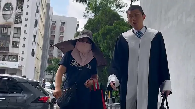 賴母今天在律師許哲維陪同下再次出庭。鮮明攝