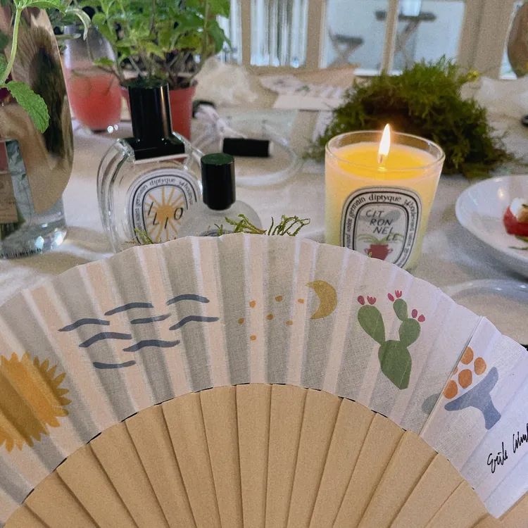 品牌與巴黎手工摺扇品牌Duvelleroy合作打造的香氛扇。張家玲攝