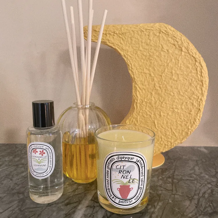 Diptyque限量檸檬草香氛蠟燭（右）190g／2100元、限量檸檬草室內擴香擺件（中）200ml／5800元、限量夏日戶外身體噴霧（左）100ml／1700元。張家玲攝