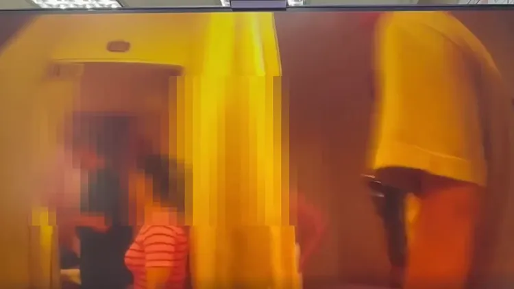 警方持搜索票進入按摩店多間密室，查獲色情護膚，服務小姐衣著暴露。翻攝畫面