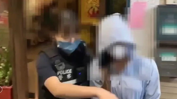 女按摩師一邊按摩一邊暗示可以進行全套與半套性交易。翻攝畫面