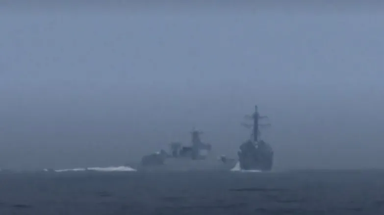 中國解放軍海軍艦艇(左艦)朝向美軍飛彈驅逐艦鍾雲號(右艦)撞去。翻攝Global News