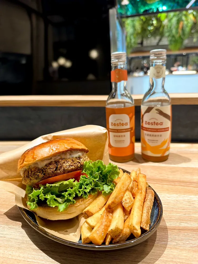 「黑鮪魚漢堡」，使用來自屏東東港的黑鮪魚製成安永黑鮪魚排，炸至金黃後，夾入烤過的漢堡包，搭配自製塔塔醬、生菜與牛番茄。業者提供