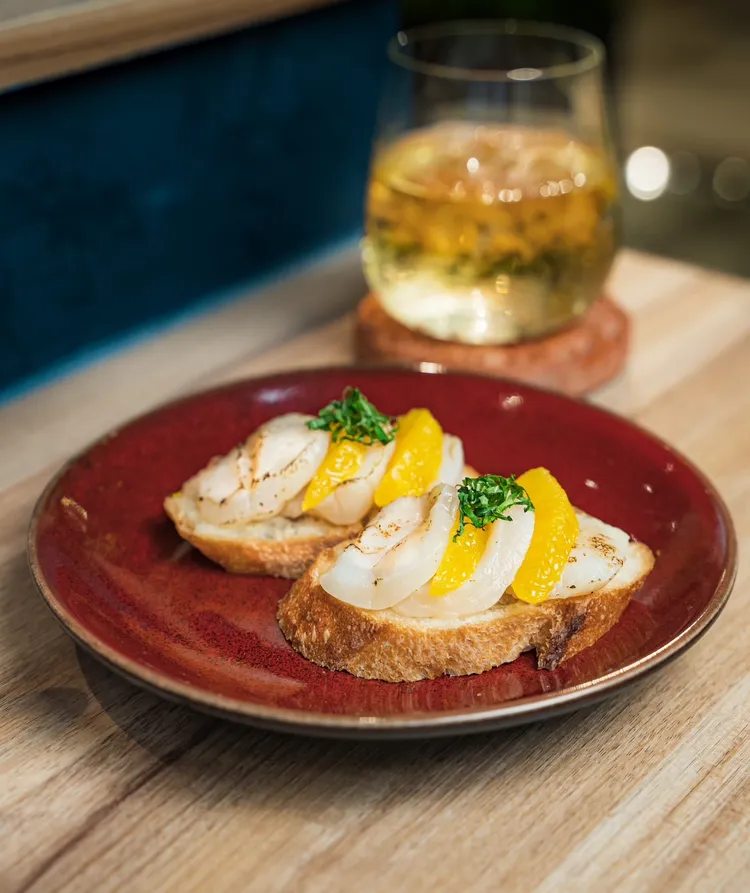 「炙燒千貝小點」選用安永鮮物嚴選的北海道生食級千貝與吳寶春法棍麵包。業者提供