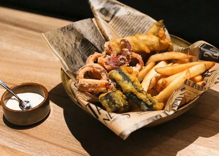 「酥炸海鮮拼盤」集結安永明星商品。業者提供