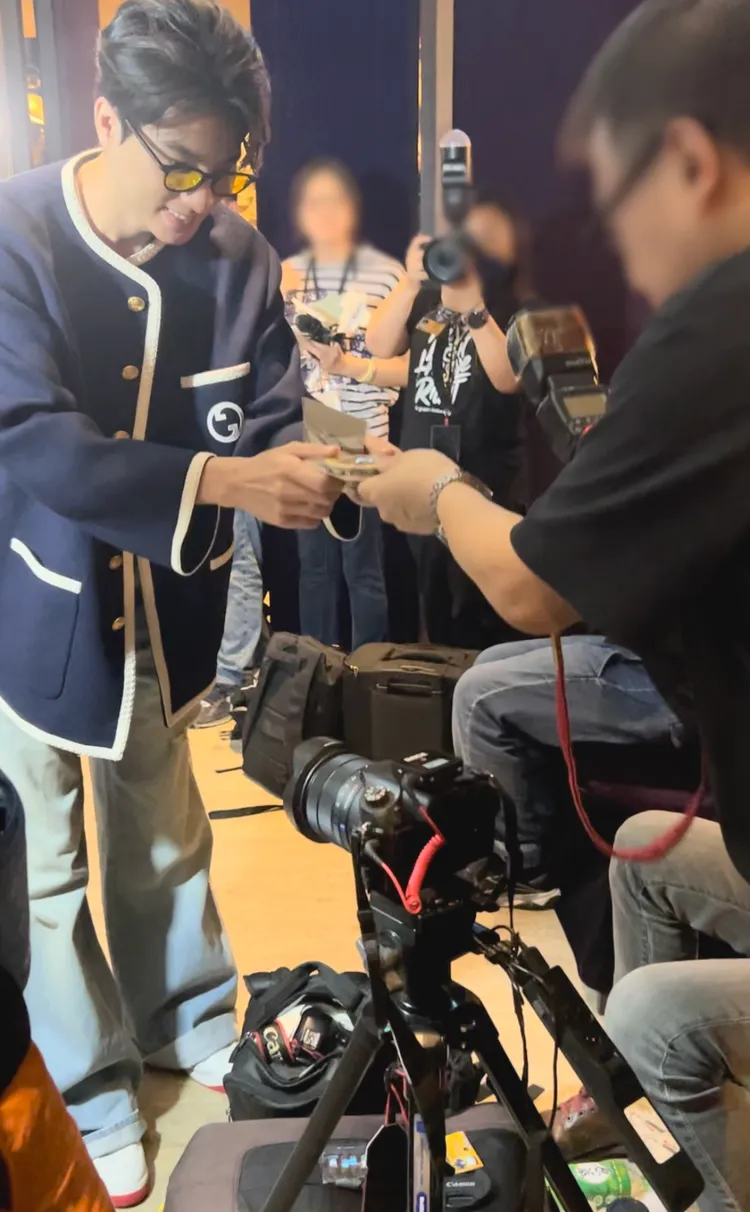 Gulf親手送出從泰國帶來的伴手禮給記者。陳薇安攝