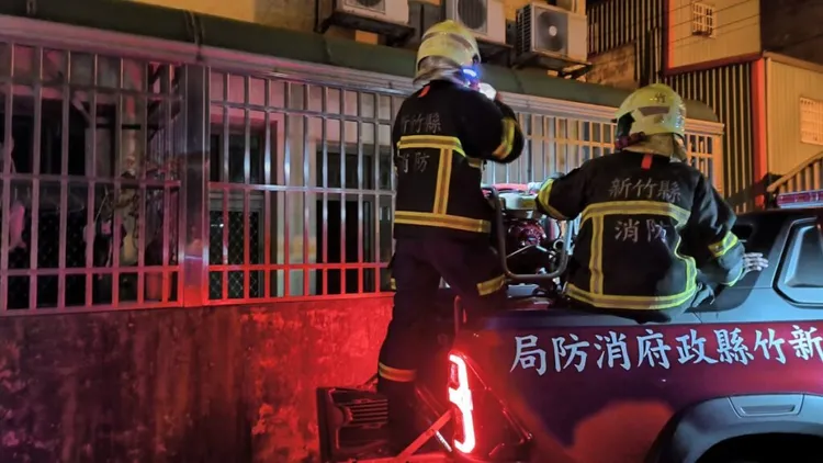 新竹縣竹北市一棟大樓24日因瓦斯外洩發生氣爆，25日晚間又傳出氣爆大樓附近有瓦斯外洩，警消獲報到場檢測確認瓦斯濃度超標。新竹縣政府消防局提供