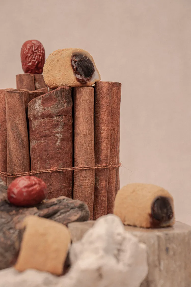 台北晶華酒店宴會事業部主廚陳威文設計的清華肉桂驢打滾。晶華提供