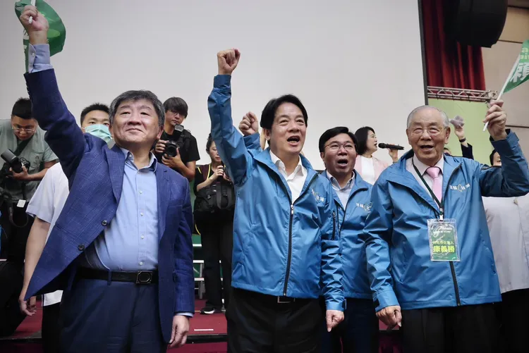 陳時中（左）今天出席信賴台灣之友會力挺賴清德（中）。林林攝