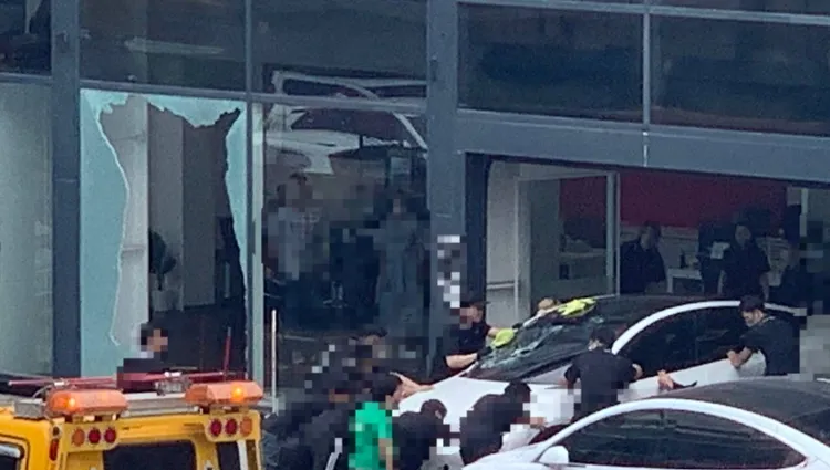 特斯拉展間玻璃破裂，原本運來修理的車輛也二度受損。翻攝畫面