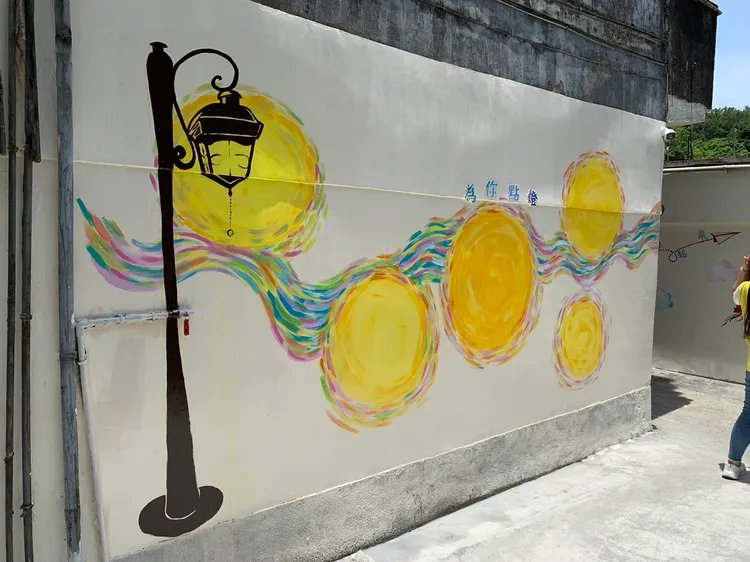少輔會外牆彩繪，希望能「為青年點燈」。記者葉先鵬攝影