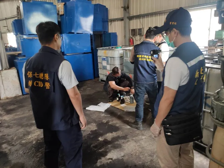 專案小組搜索廢油產源廠。翻攝畫面