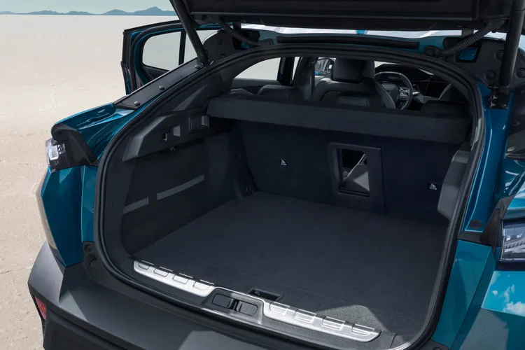 行李廂容量可自536公升大幅提升至1611公升，行李廂底部層板下另有36公升額外儲物空間。原廠照片