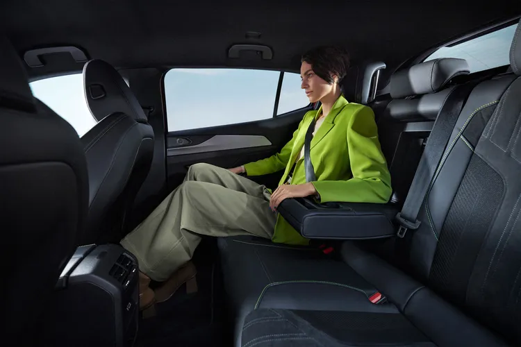 立基於平整化車艙搭配2.79公尺車身軸距，使第二排乘員擁有18.8公分的寬裕膝部空間。原廠照片