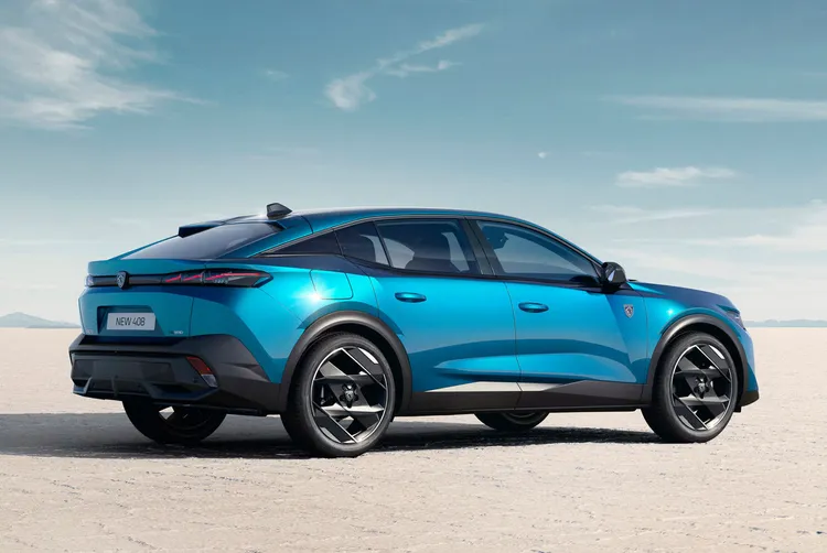 Peugeot 408以FASTBACK斜背造型的流暢線條，打造低風阻係數的優雅姿態。原廠照片