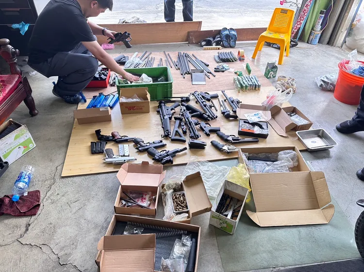 警方在黃男家中倉庫起出大批改造槍械成品及半成品。民眾提供