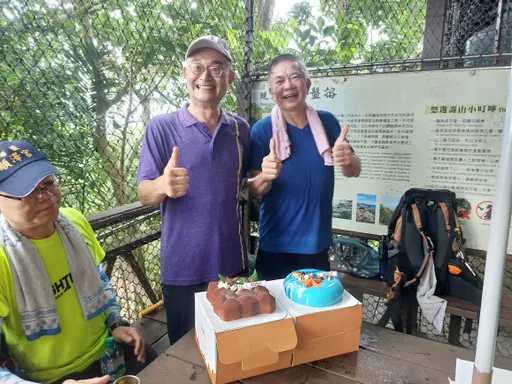 獨家|背水1. 6公噸供山友奉茶 高市議員黃柏霖15年來背800桶上柴山