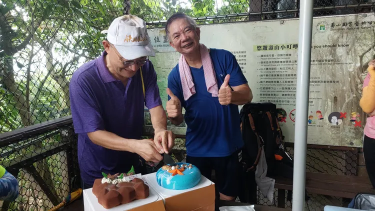 議員黃柏霖背水800次，山友切蛋糕慶祝。凃建豐攝