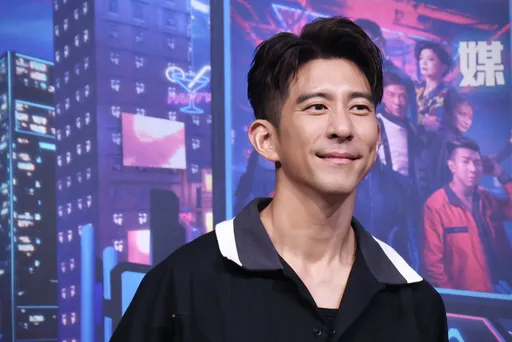 賈靜雯上海牽手吳京熱聊　修杰楷超淡定代答「就是很久不見打招呼」