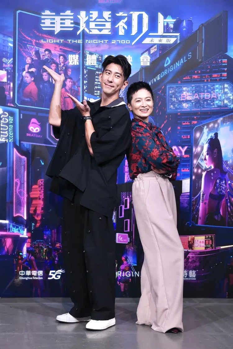 謝瓊煖（右）碰過溜鳥俠，左為修杰楷。林林攝