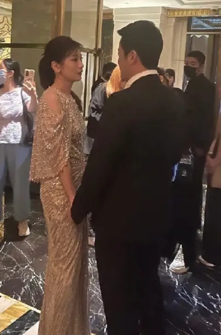 賈靜雯（左）與吳京在上海半島酒店打招呼。翻攝七百里加急遞煎餅微博