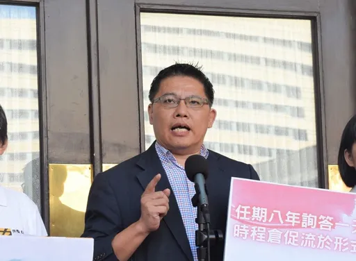 邱顯智轟柯文哲民眾黨提重啟服貿 鄉民驚見留言讚聲「一片綠」